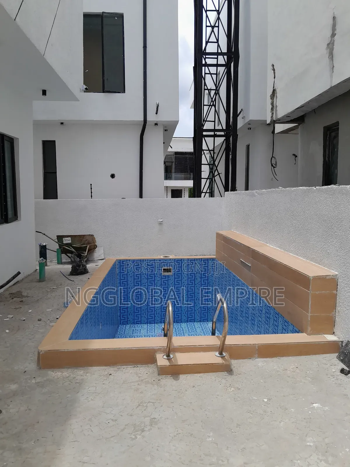 5bdrm Duplex in Chevron for sale