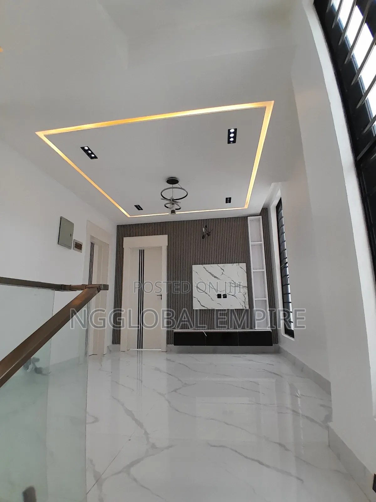 5bdrm Duplex in Chevron for sale