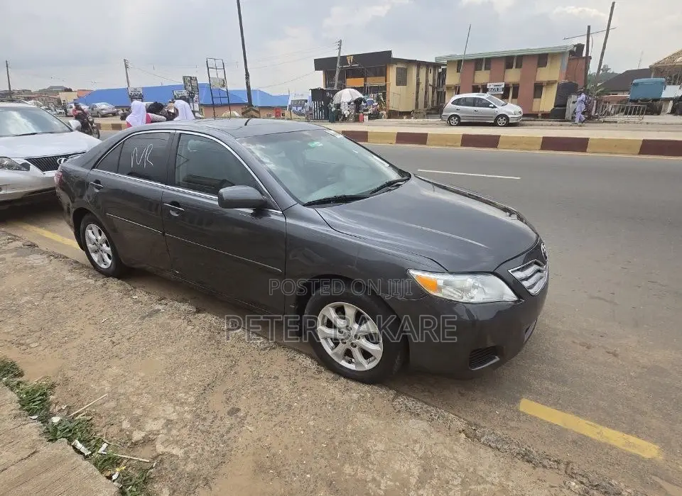 Toyota Camry LE 4dr Sedan (2.5L 4cyl 6A) 2011 Gray