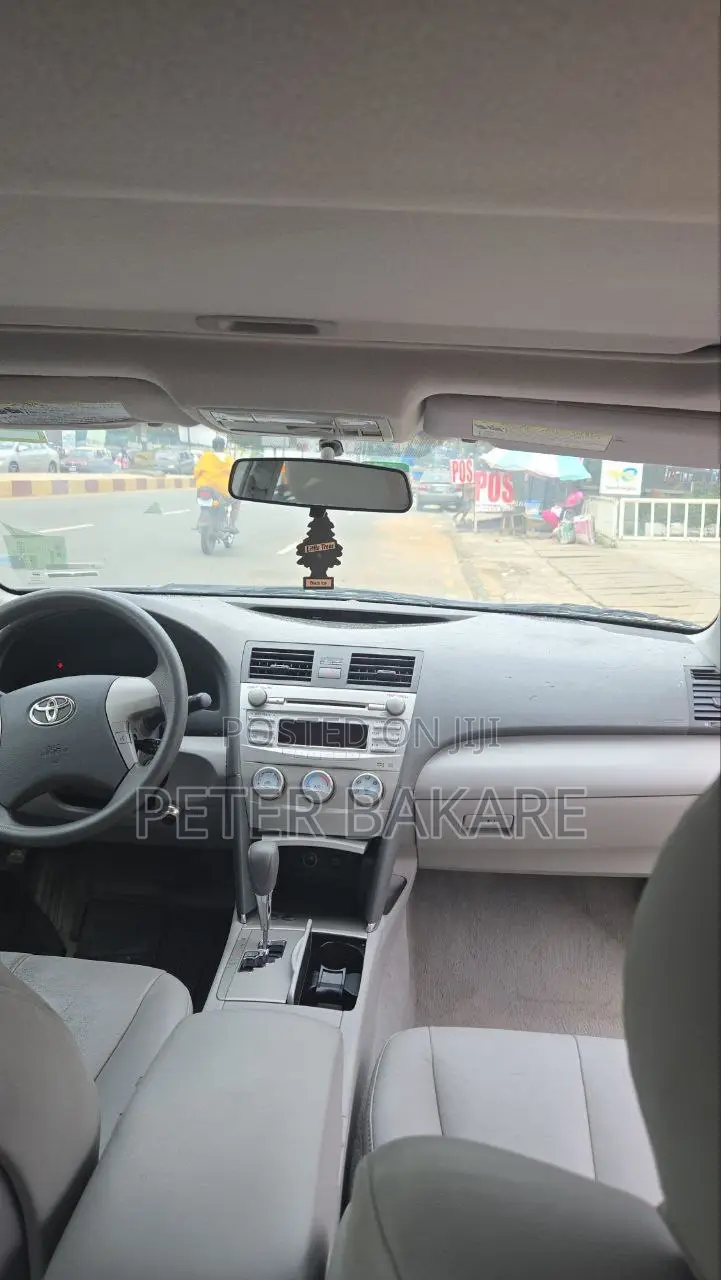 Toyota Camry LE 4dr Sedan (2.5L 4cyl 6A) 2011 Gray