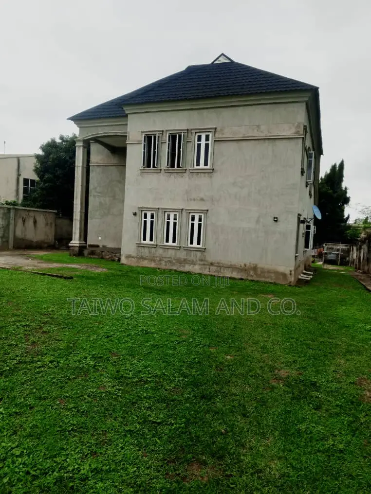 3bdrm Duplex in Alalubosa for sale