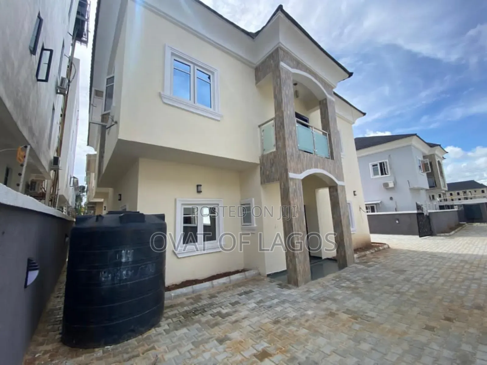 5bdrm Duplex in Chevron for sale
