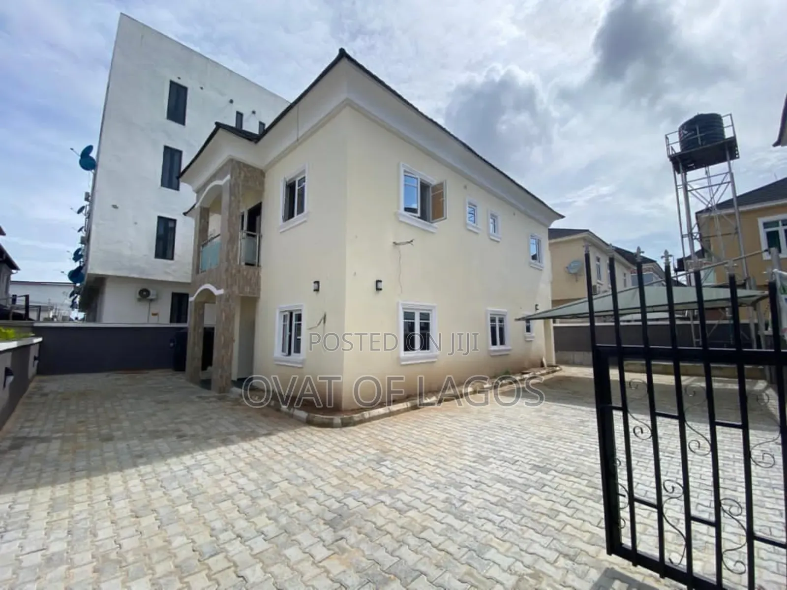 5bdrm Duplex in Chevron for sale