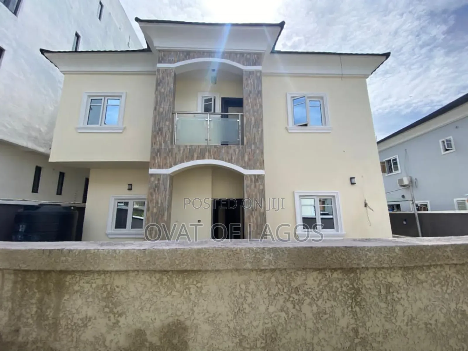 5bdrm Duplex in Chevron for sale