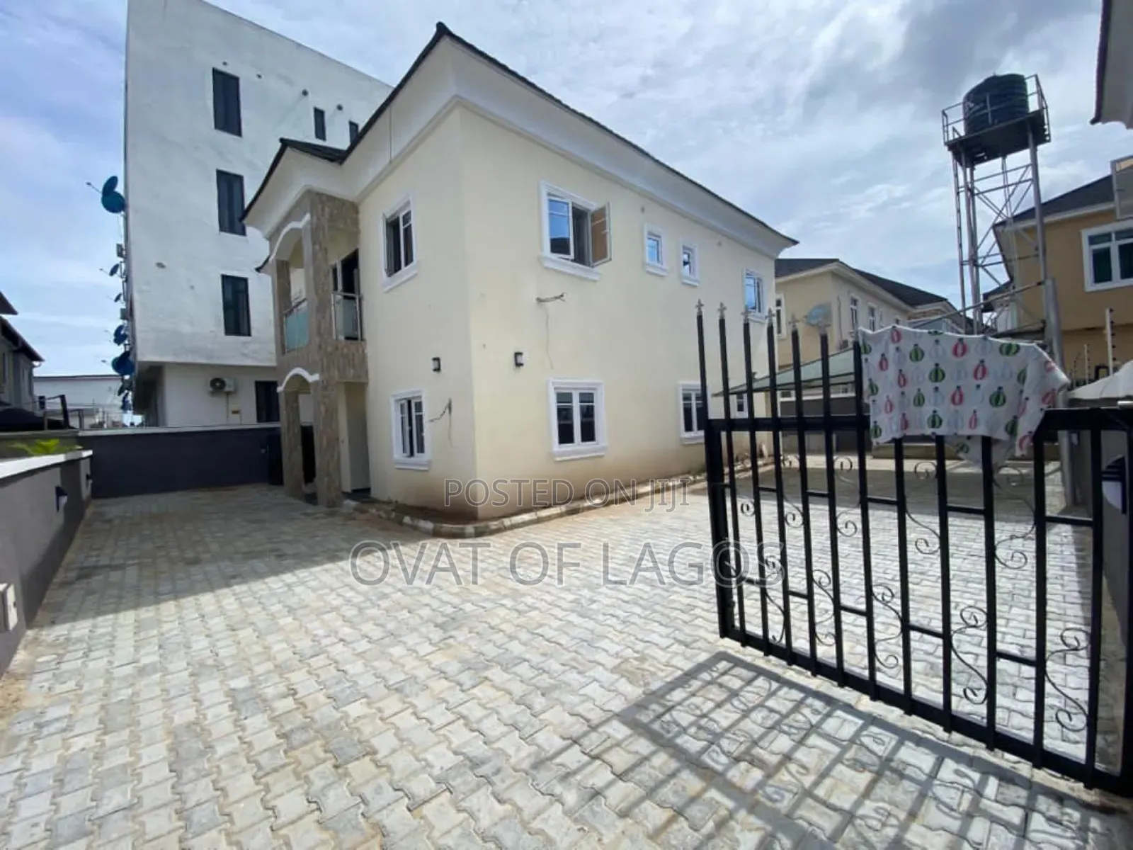 5bdrm Duplex in Chevron for sale