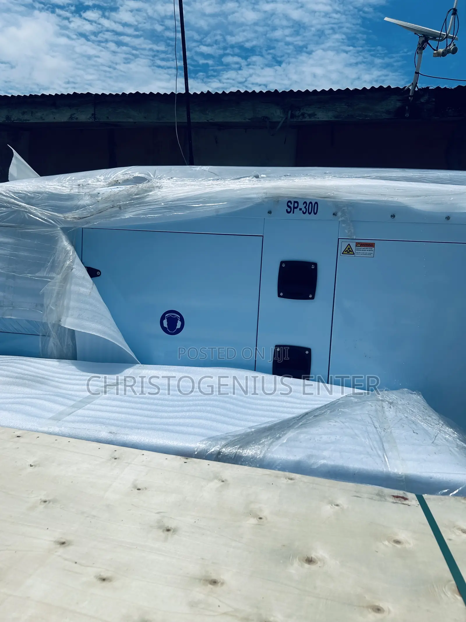Super Standard England Perkins Generator 300kva Soundproof
