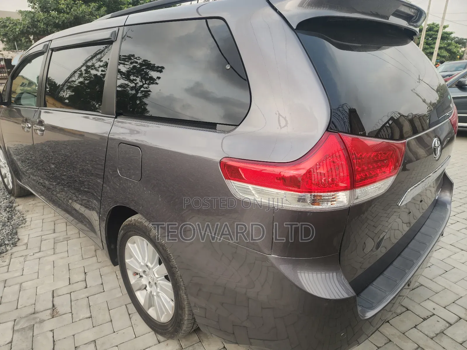 Toyota Sienna Limited 7-Passenger 4dr Minivan AWD (3.5L 6cyl 6A) 2014