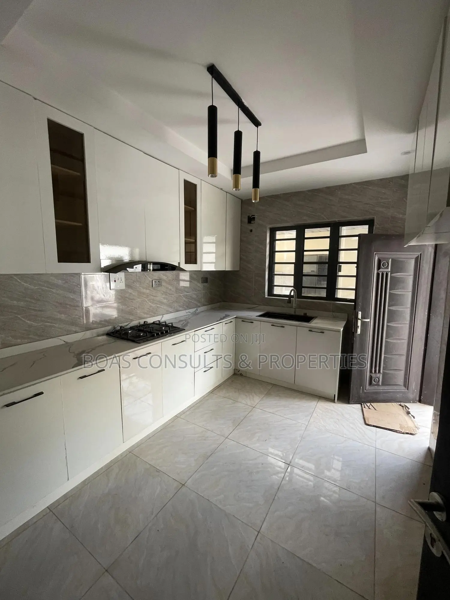 5bdrm Duplex in Chaplain Court, Ilaje / Lekki for sale