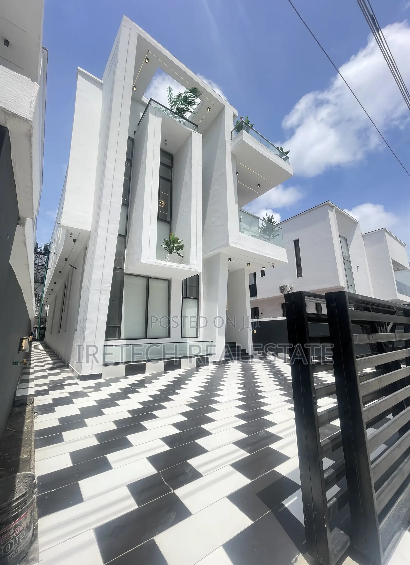 5bdrm Duplex in Chevron Call To for sale