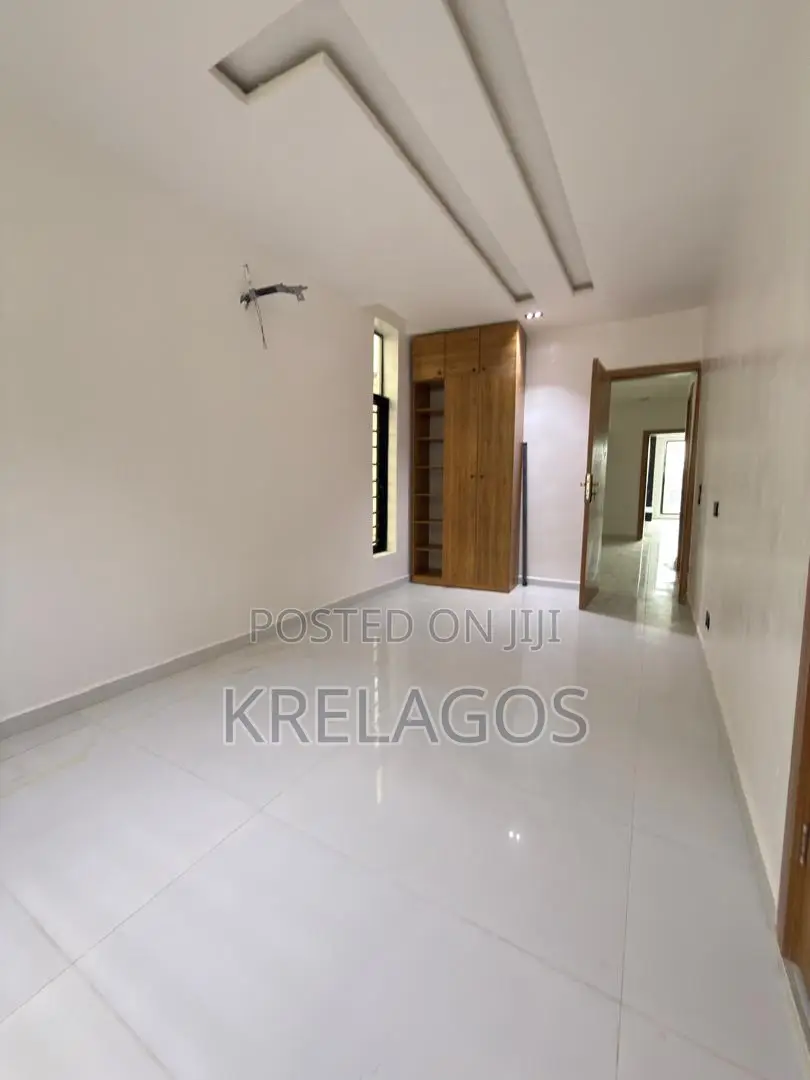 4bdrm Duplex in Ikota for sale