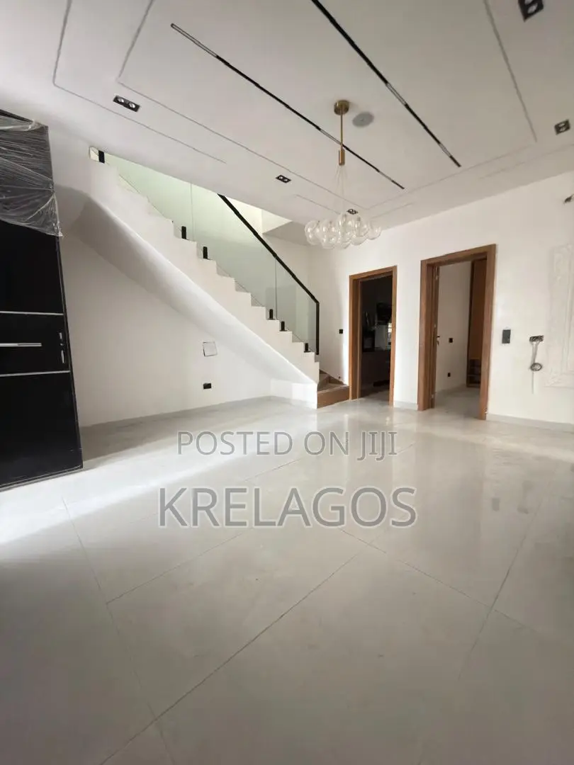 3bdrm Duplex in Ikota for sale