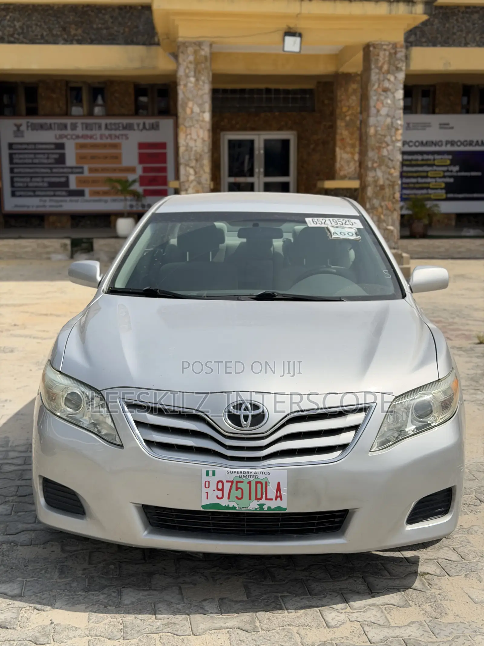 Toyota Camry LE 4dr Sedan (2.5L 4cyl 6A) 2011 Silver