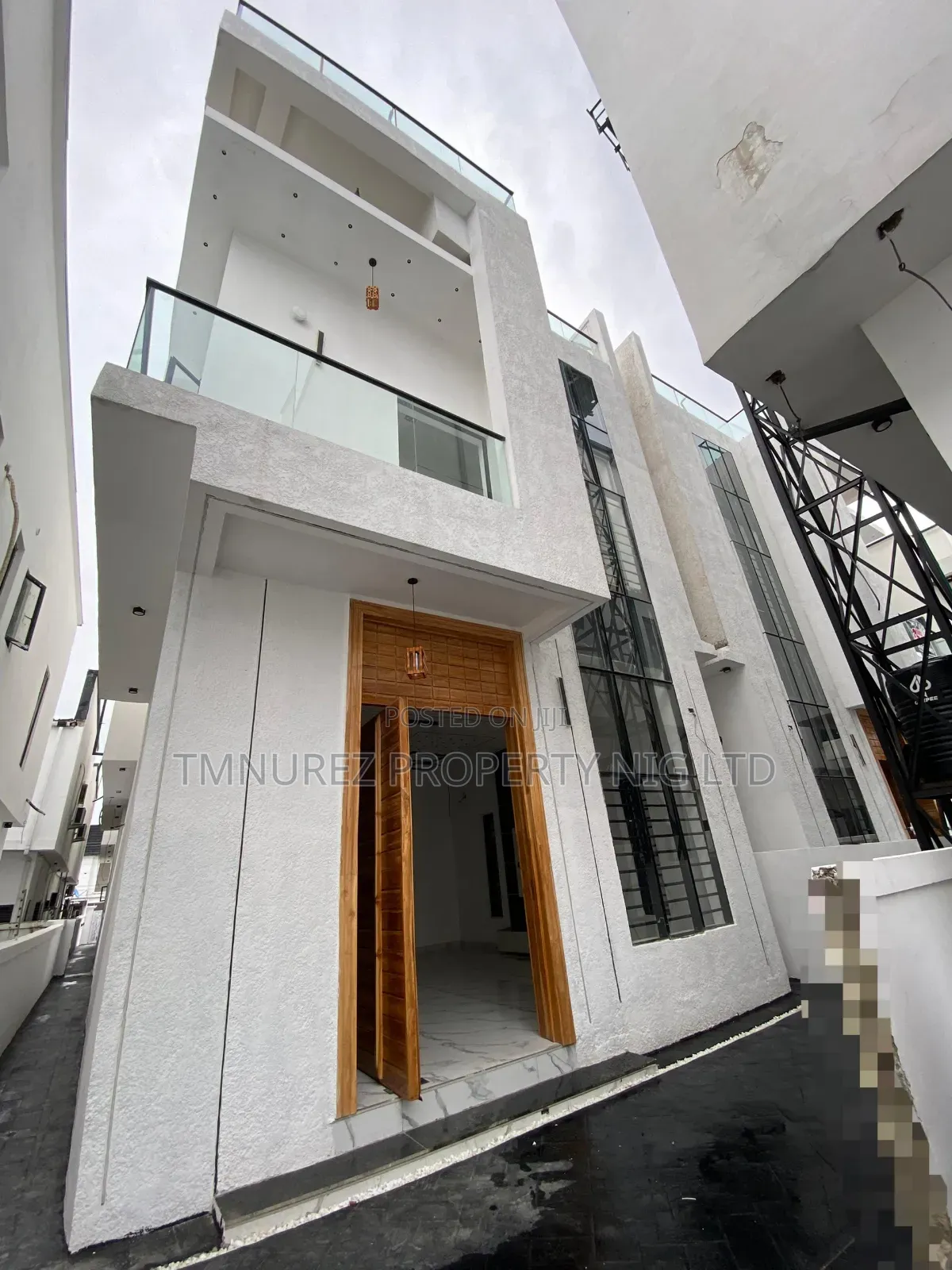 5bdrm Duplex in Chevron for sale