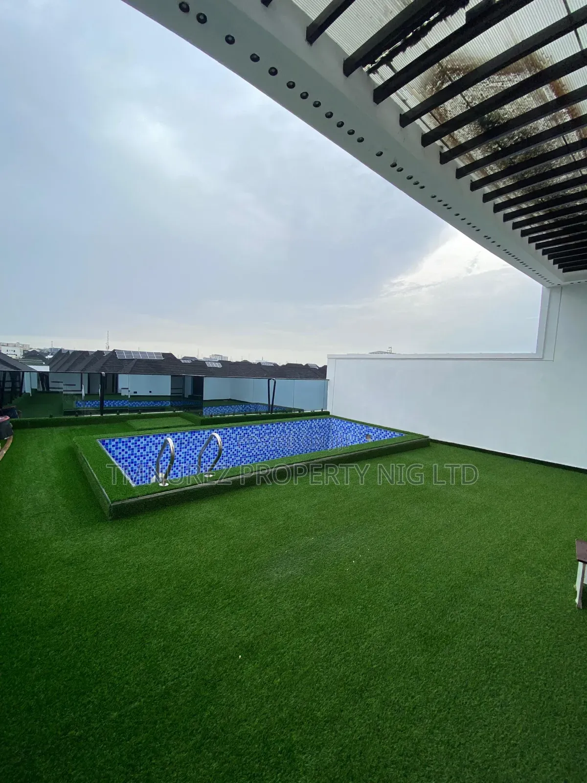 5bdrm Duplex in Chevron for sale