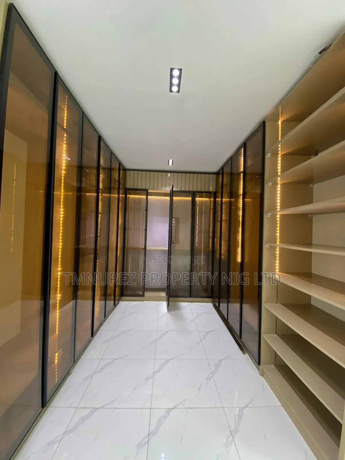 5bdrm Duplex in Chevron for sale