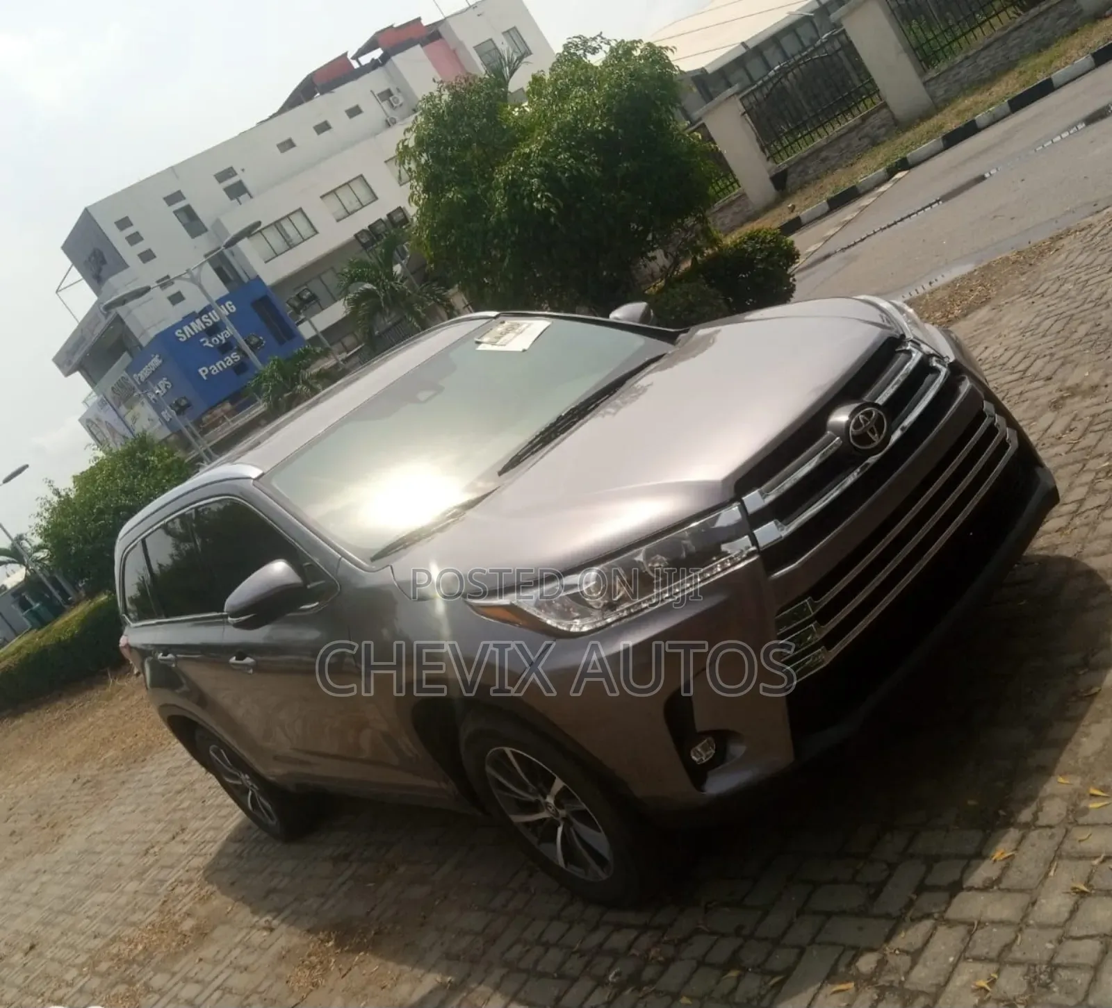 Toyota Highlander XLE 4x4 V6 (3.5L 6cyl 8A) 2018 Gray