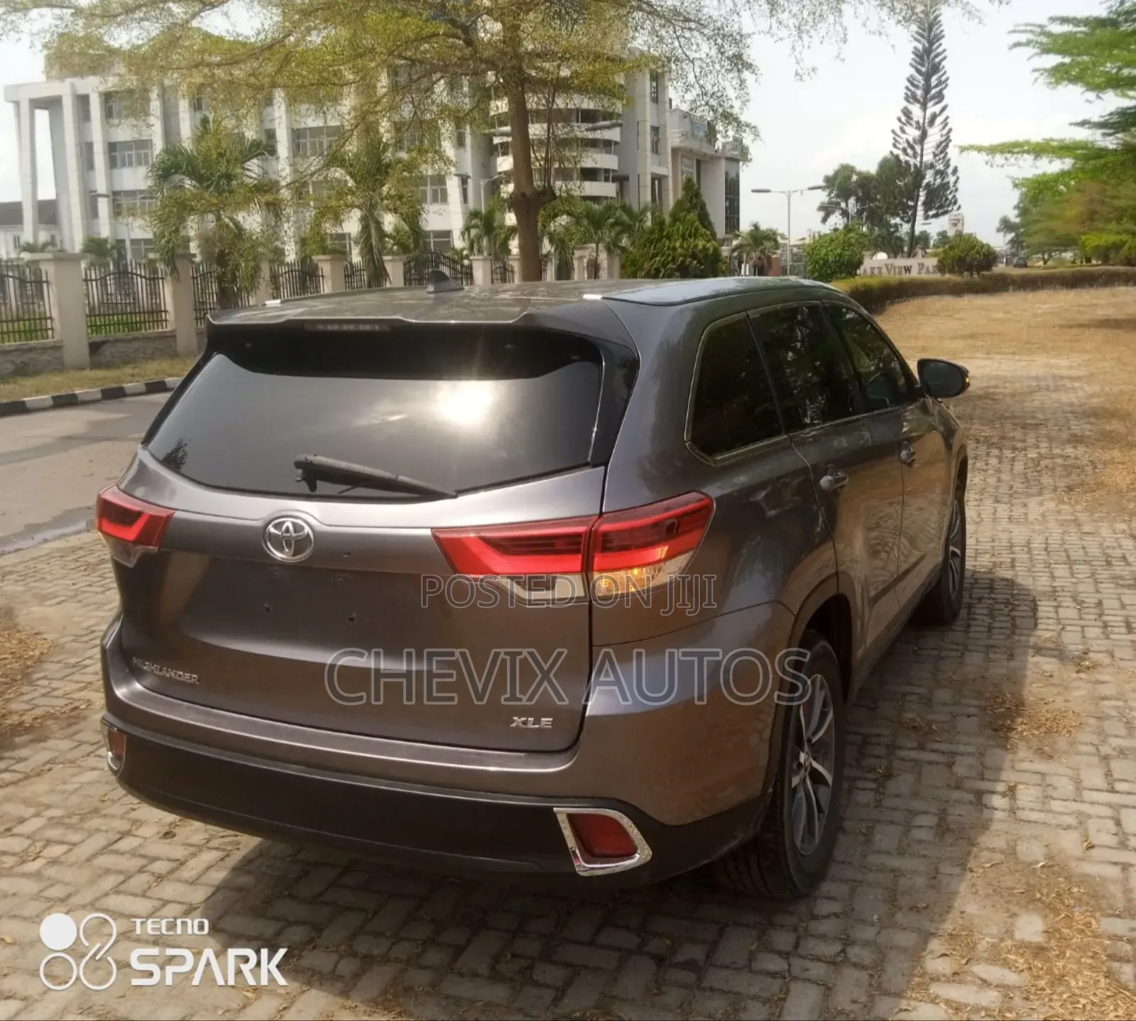 Toyota Highlander XLE 4x4 V6 (3.5L 6cyl 8A) 2018 Gray
