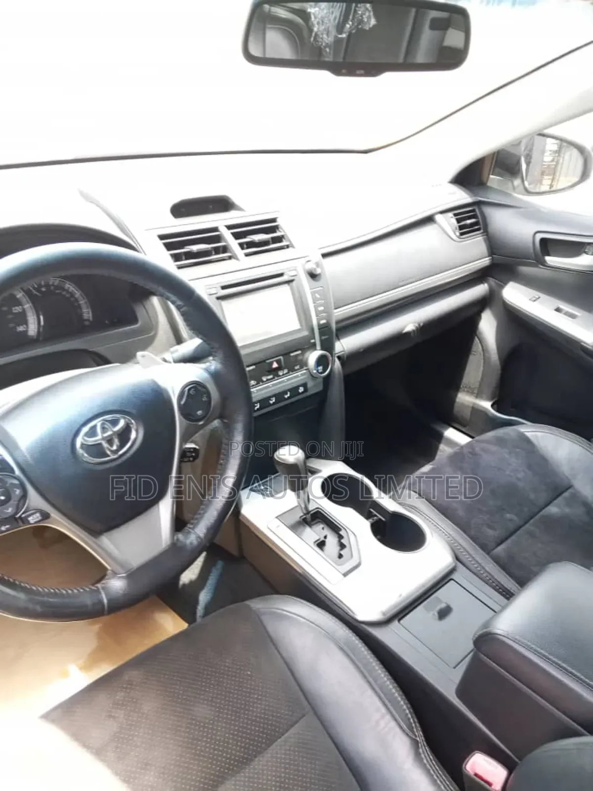 Toyota Camry SE V6 4dr Sedan (3.5L 6cyl 6A) 2013 White