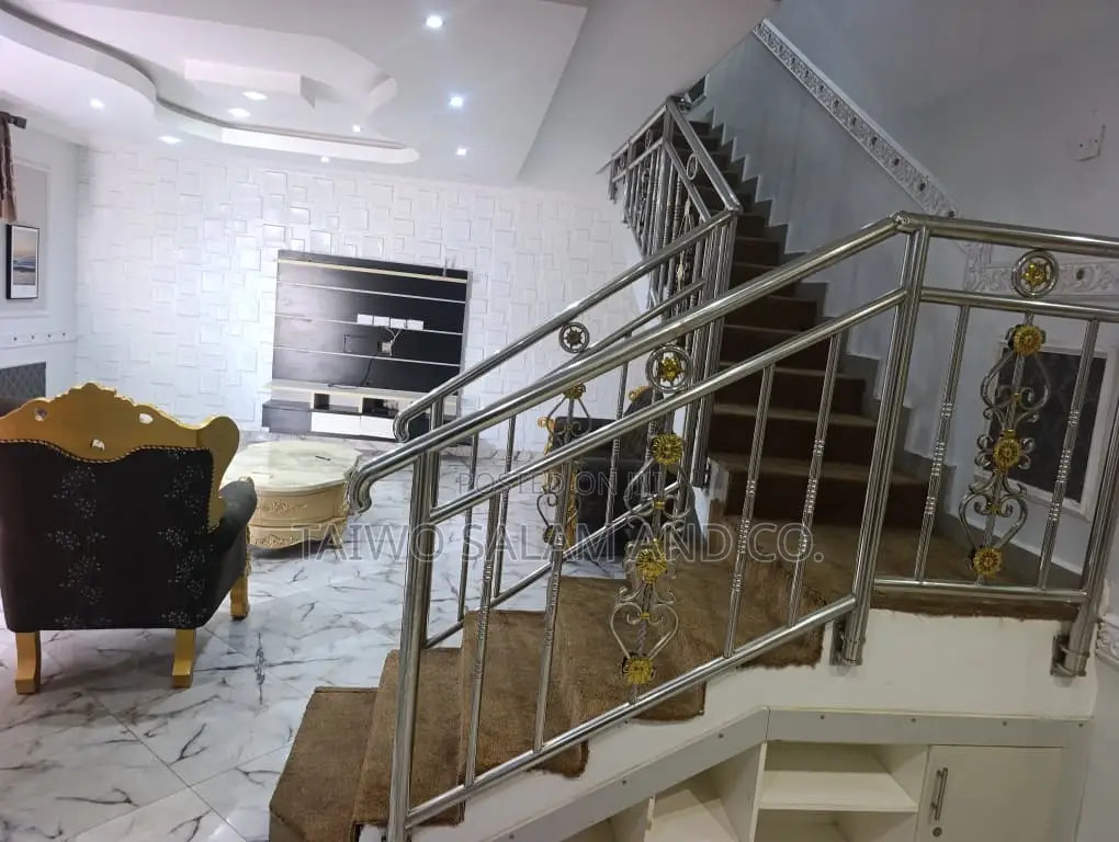 5bdrm Duplex in Oluyole Estate for sale