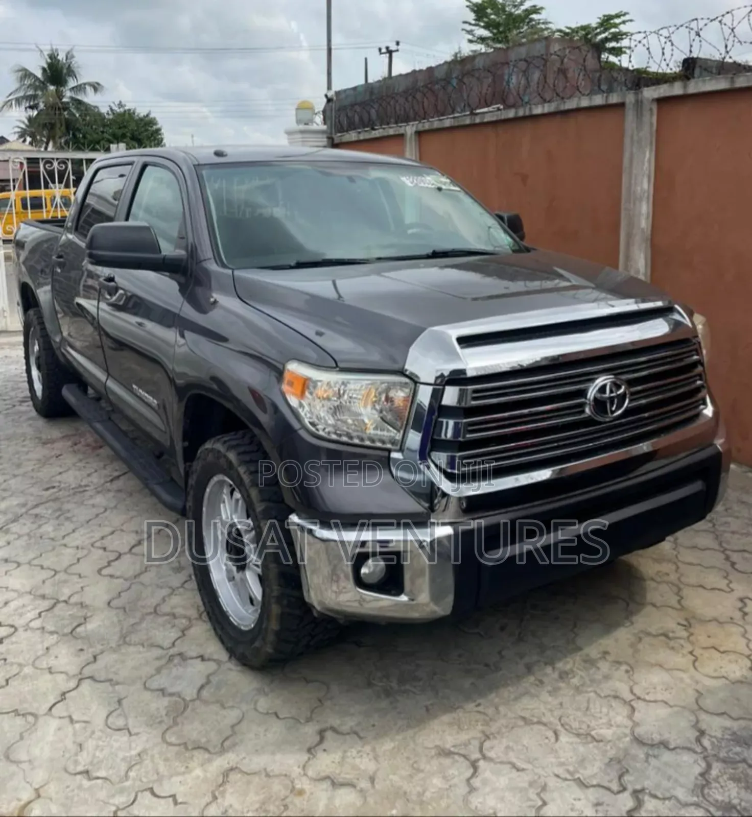 Toyota Tundra Limited 4dr CrewMax 4WD SB (5.7L 8cyl 6A) 2014 Gray