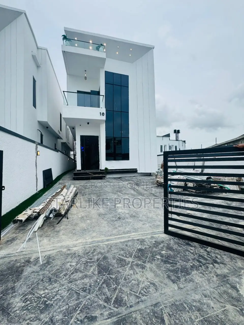 5bdrm Duplex in Chevron for sale