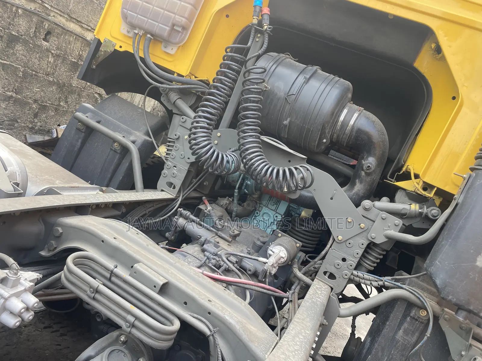 Howo 371 , 6 Tyres Yellow