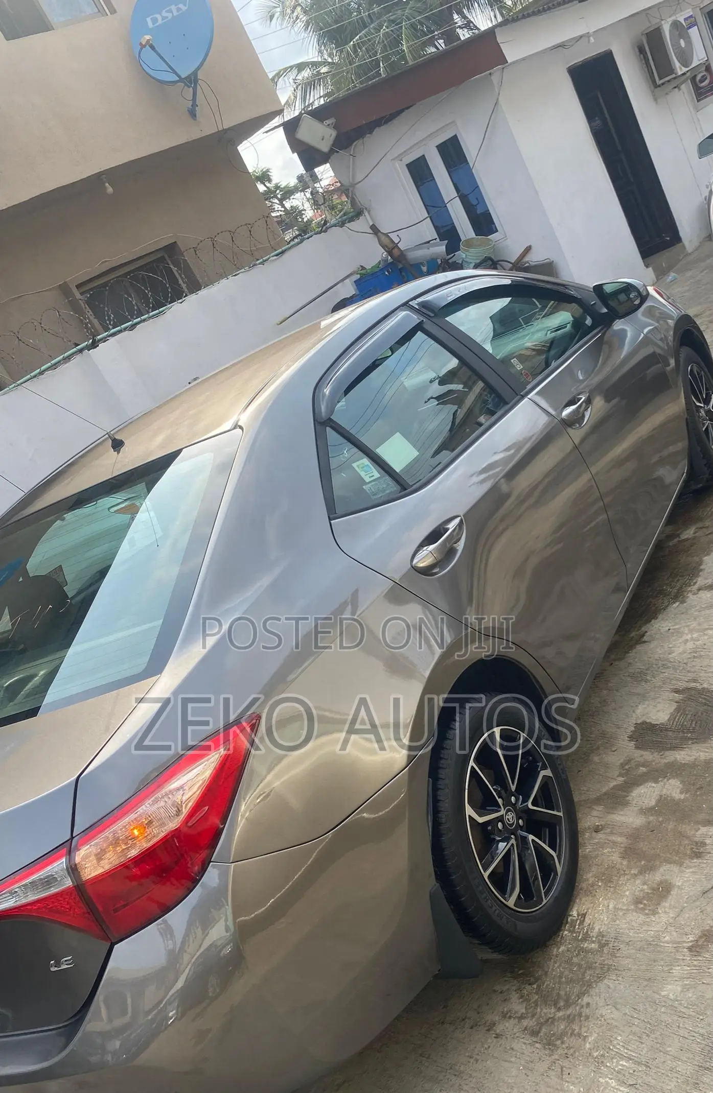 Toyota Corolla LE (1.8L 4cyl 2A) 2018 Gray