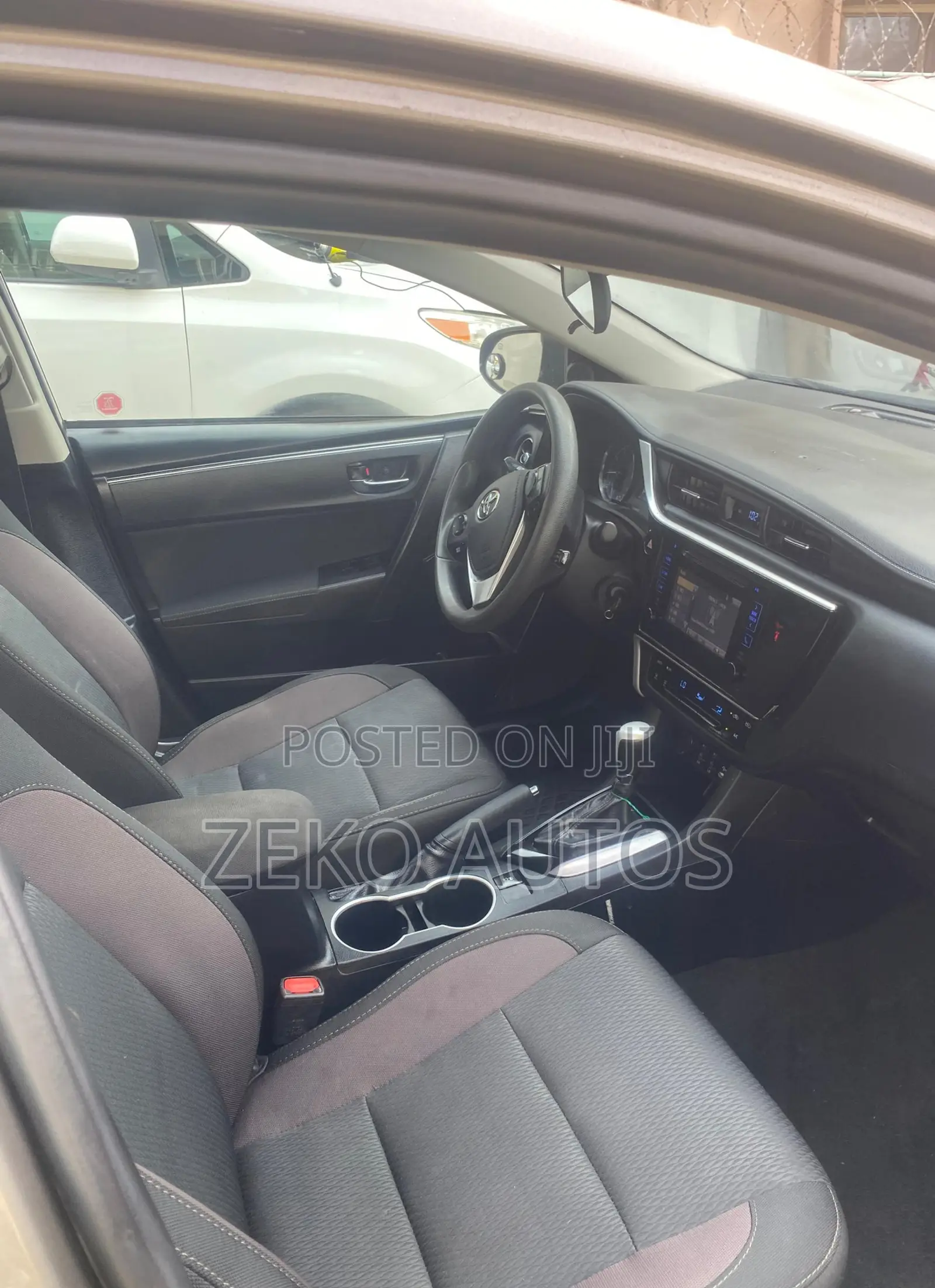 Toyota Corolla LE (1.8L 4cyl 2A) 2018 Gray
