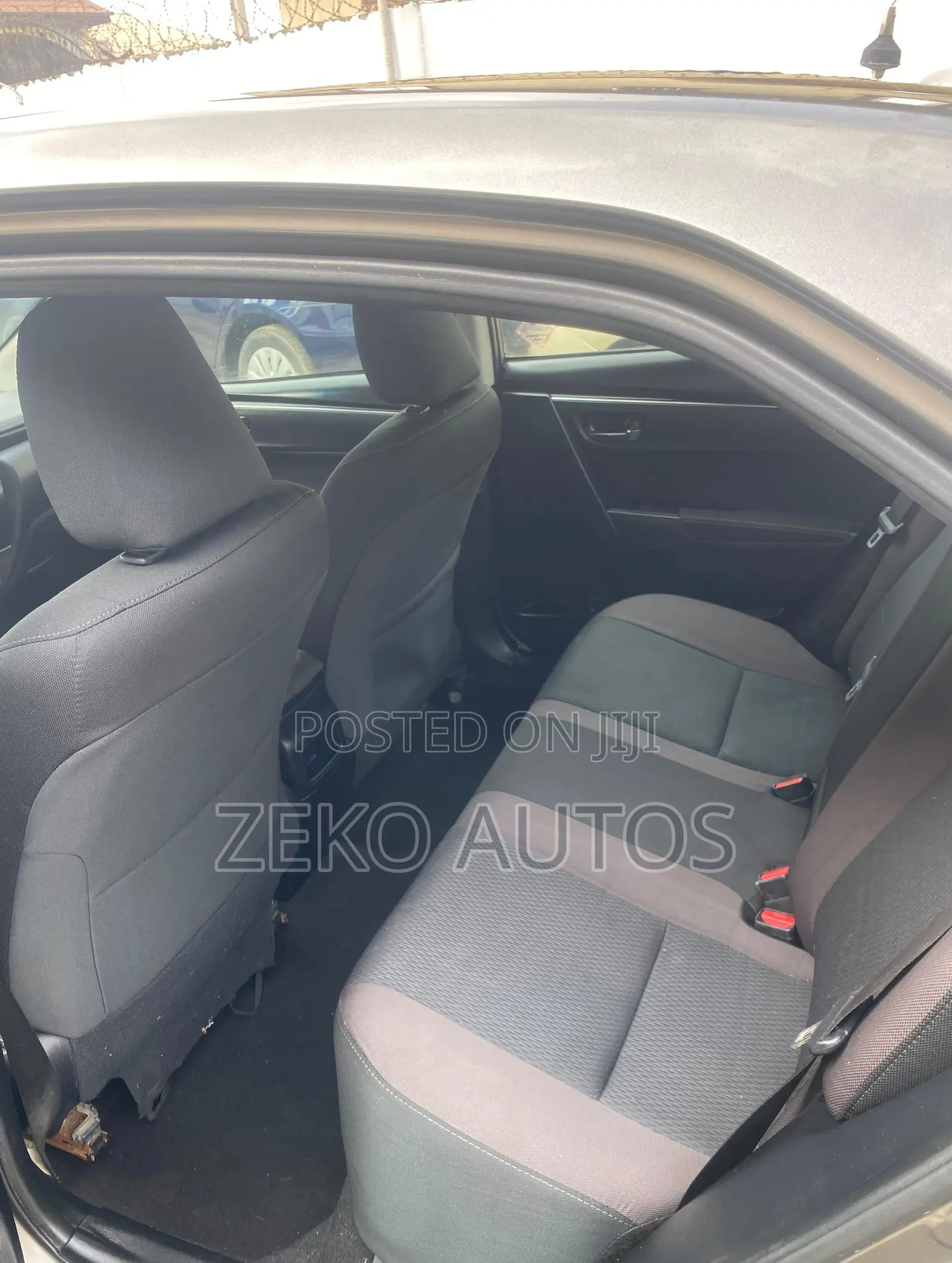 Toyota Corolla LE (1.8L 4cyl 2A) 2018 Gray