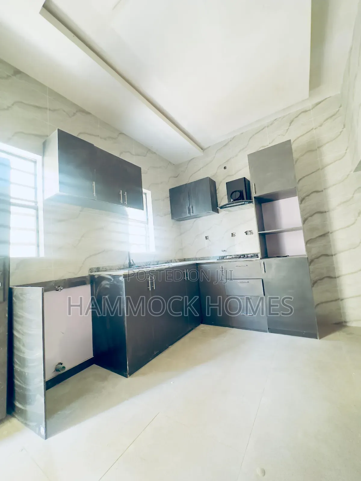 4bdrm Bungalow in Ile Tuntun Estate, Jericho for sale