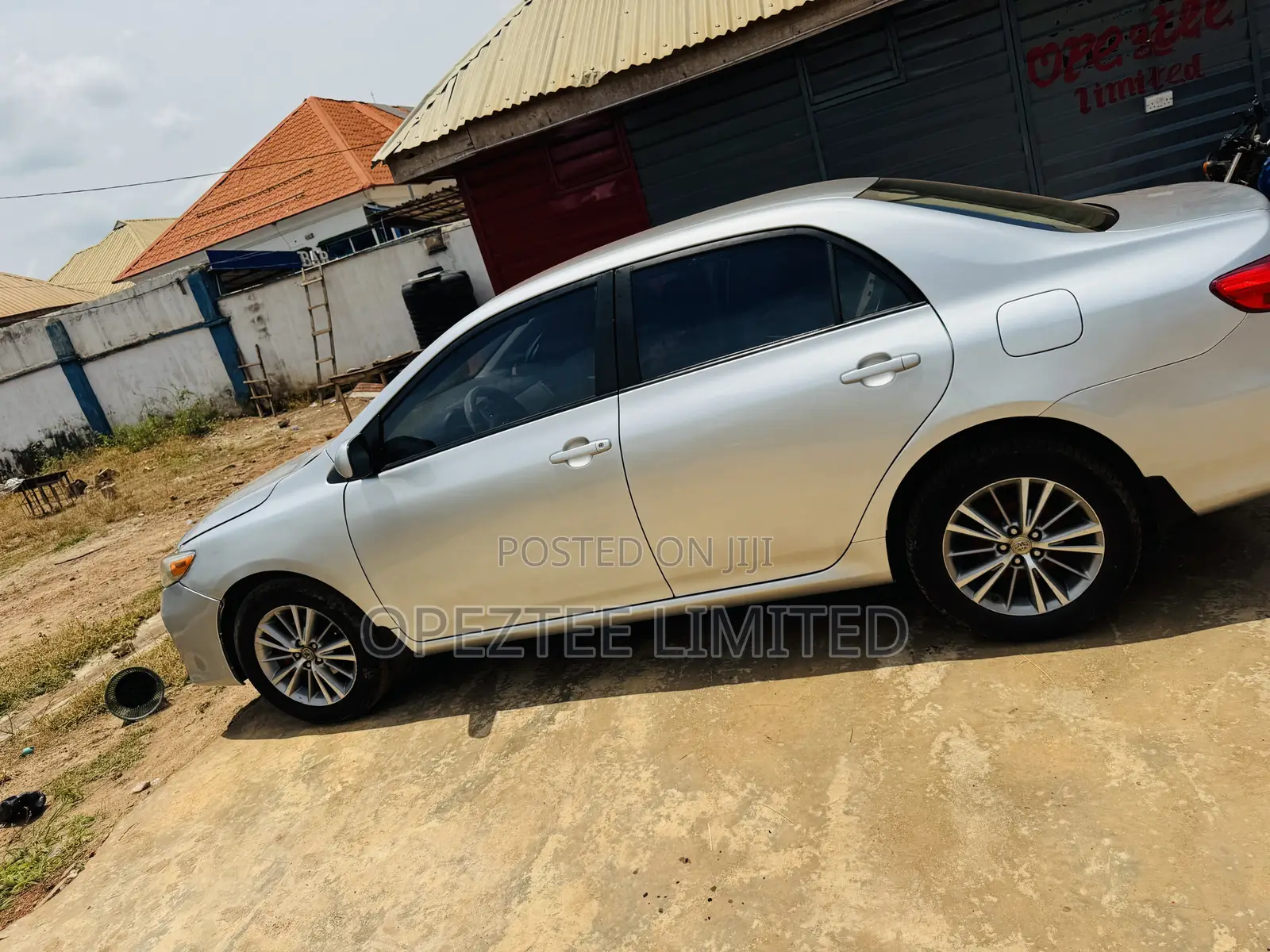 Toyota Corolla LE 4dr Sedan (1.8L 4cyl 4A) 2012 Silver