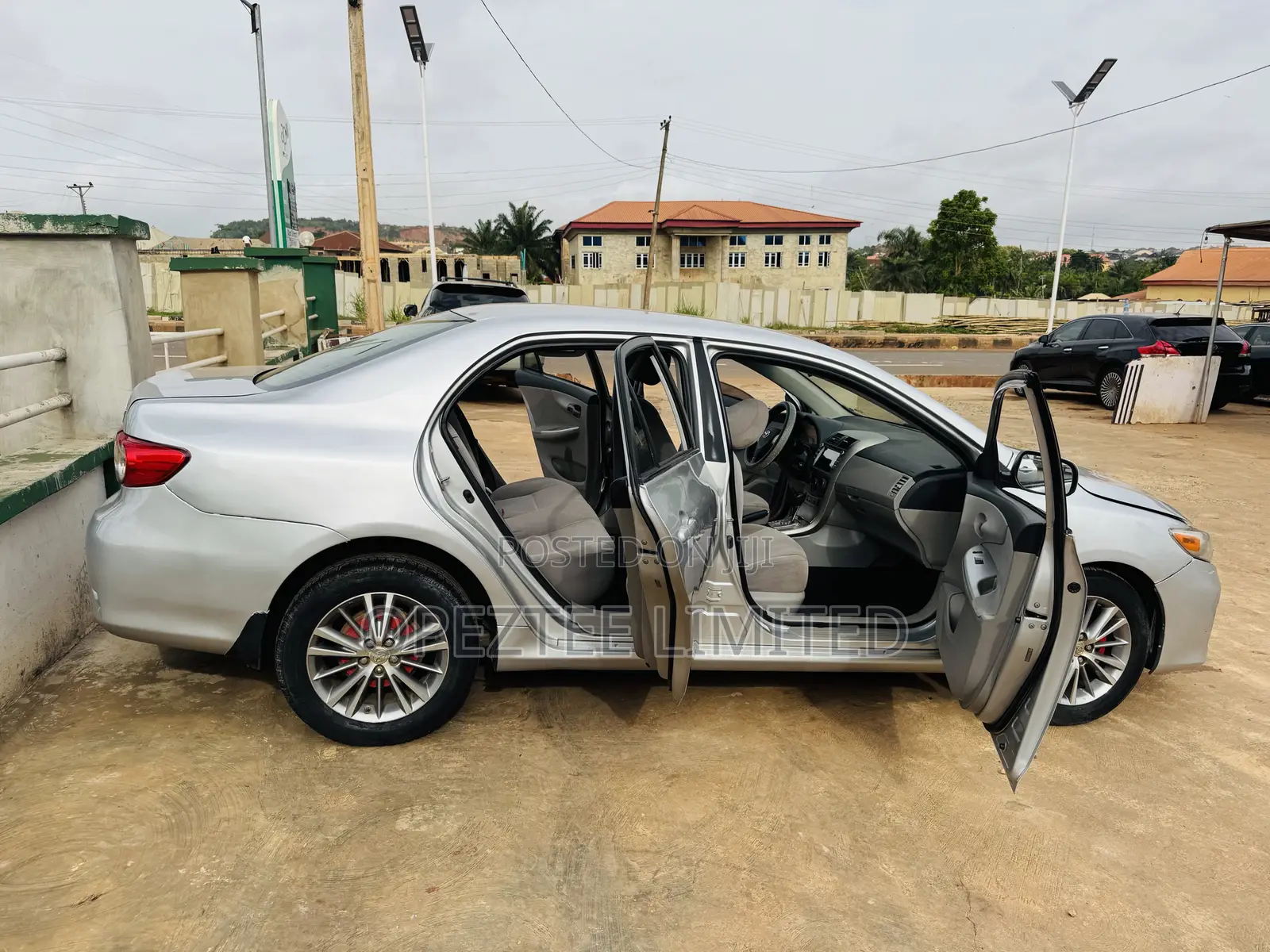 Toyota Corolla LE 4dr Sedan (1.8L 4cyl 4A) 2012 Silver