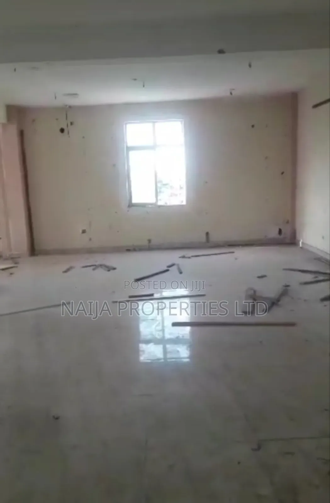 180sqm Open Plan Space Directly on the Express at Lakowe for Rent