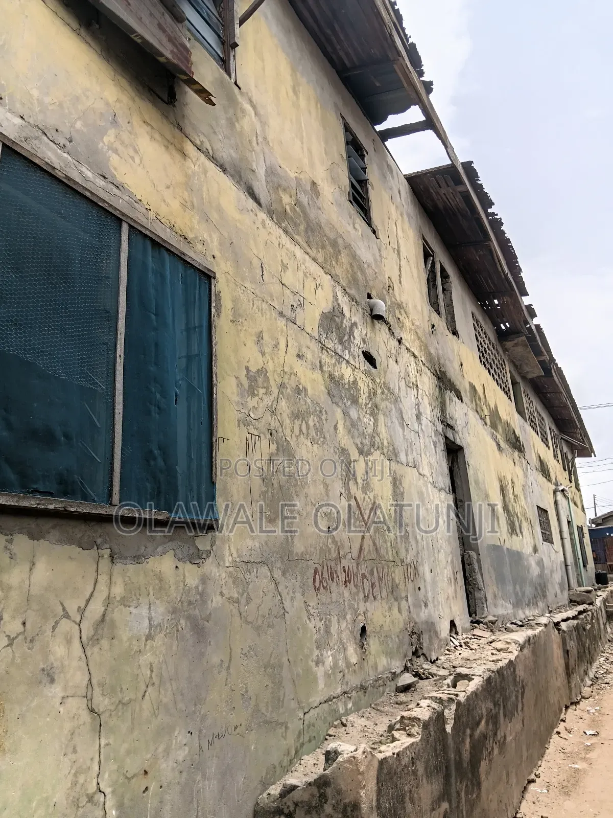 3bdrm Block of Flats in Amuwo for sale