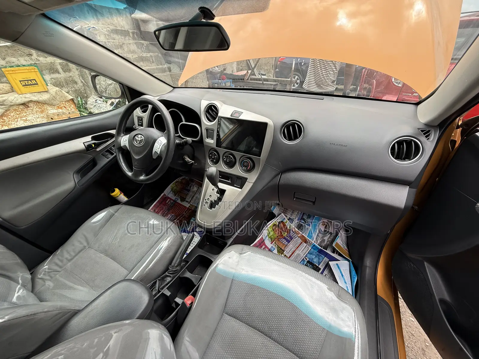 Toyota Matrix S Hatchback AWD (2.4L 4cyl 4A) 2010 Gold
