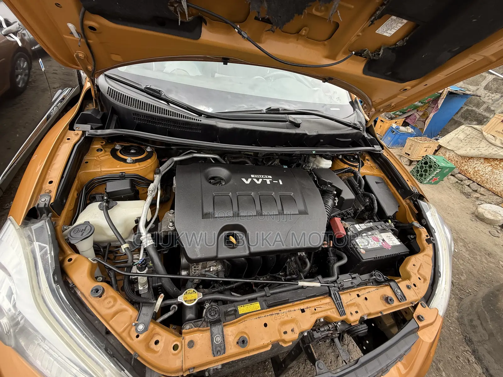 Toyota Matrix S Hatchback AWD (2.4L 4cyl 4A) 2010 Gold