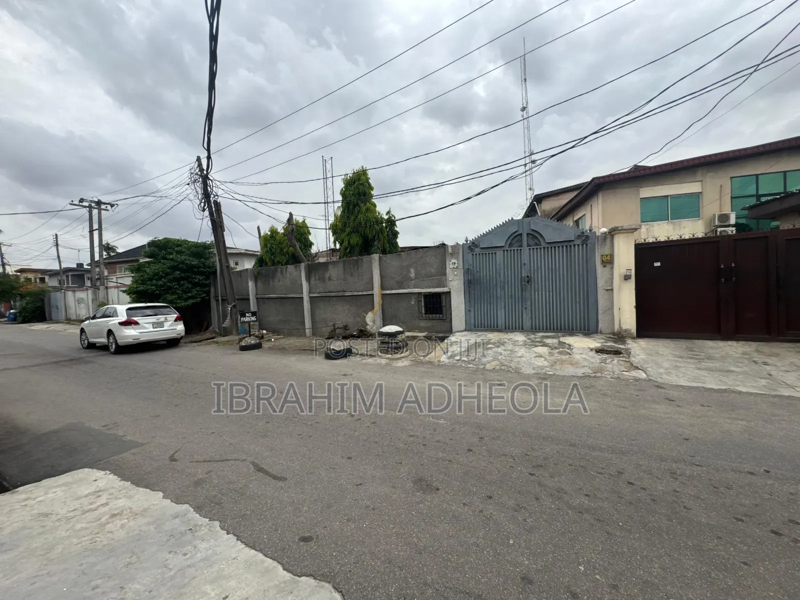 Land Measuring 800sqm With Demolishable Structure