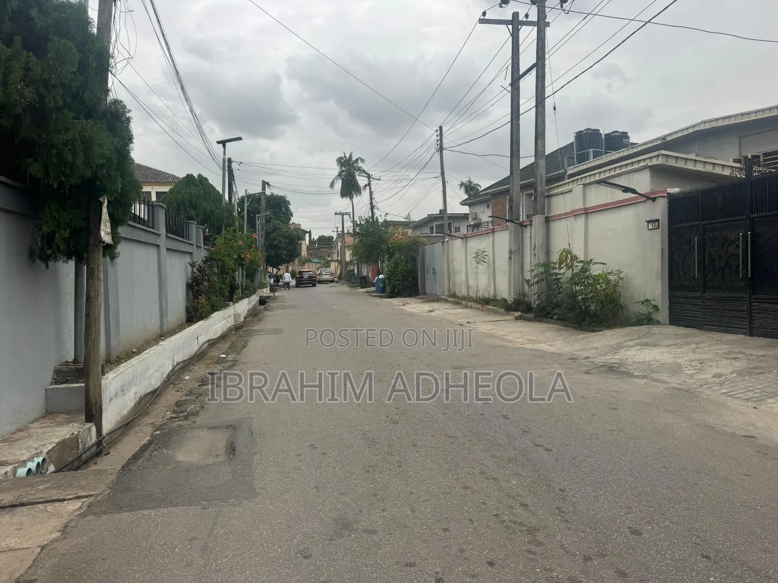 Land Measuring 800sqm With Demolishable Structure
