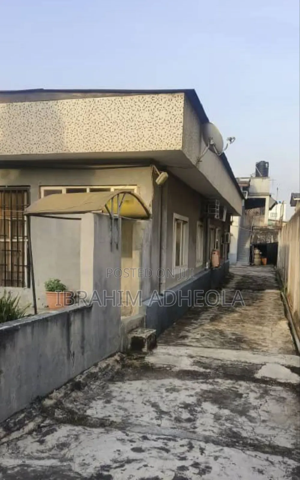 Land Measuring 800sqm With Demolishable Structure