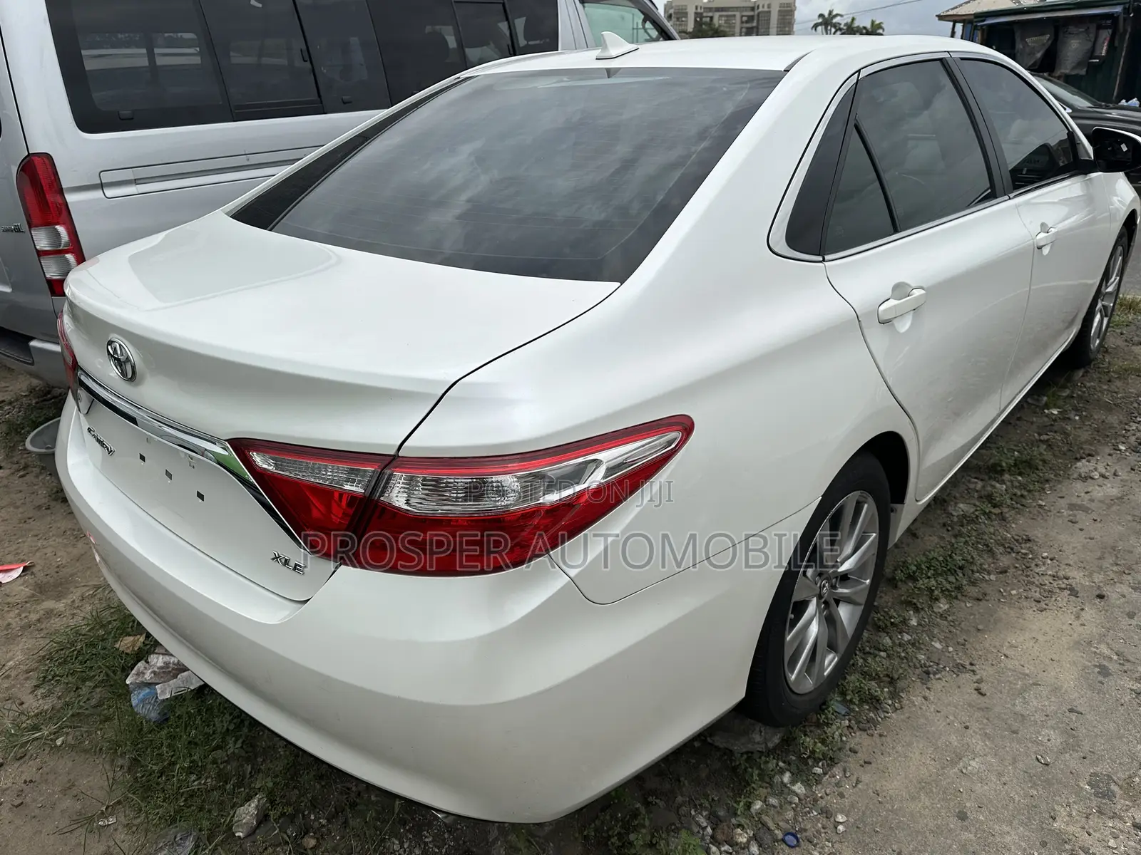 Toyota Camry XLE 4dr Sedan (3.5L 6cyl 6A) 2017 White