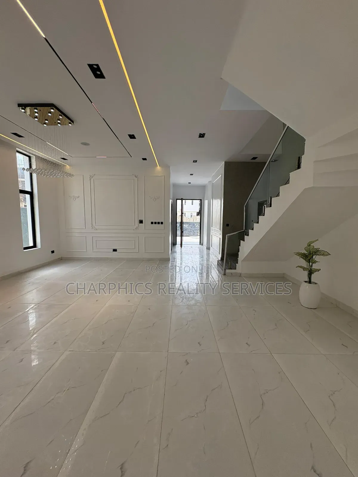5bdrm Duplex in Chevron for sale