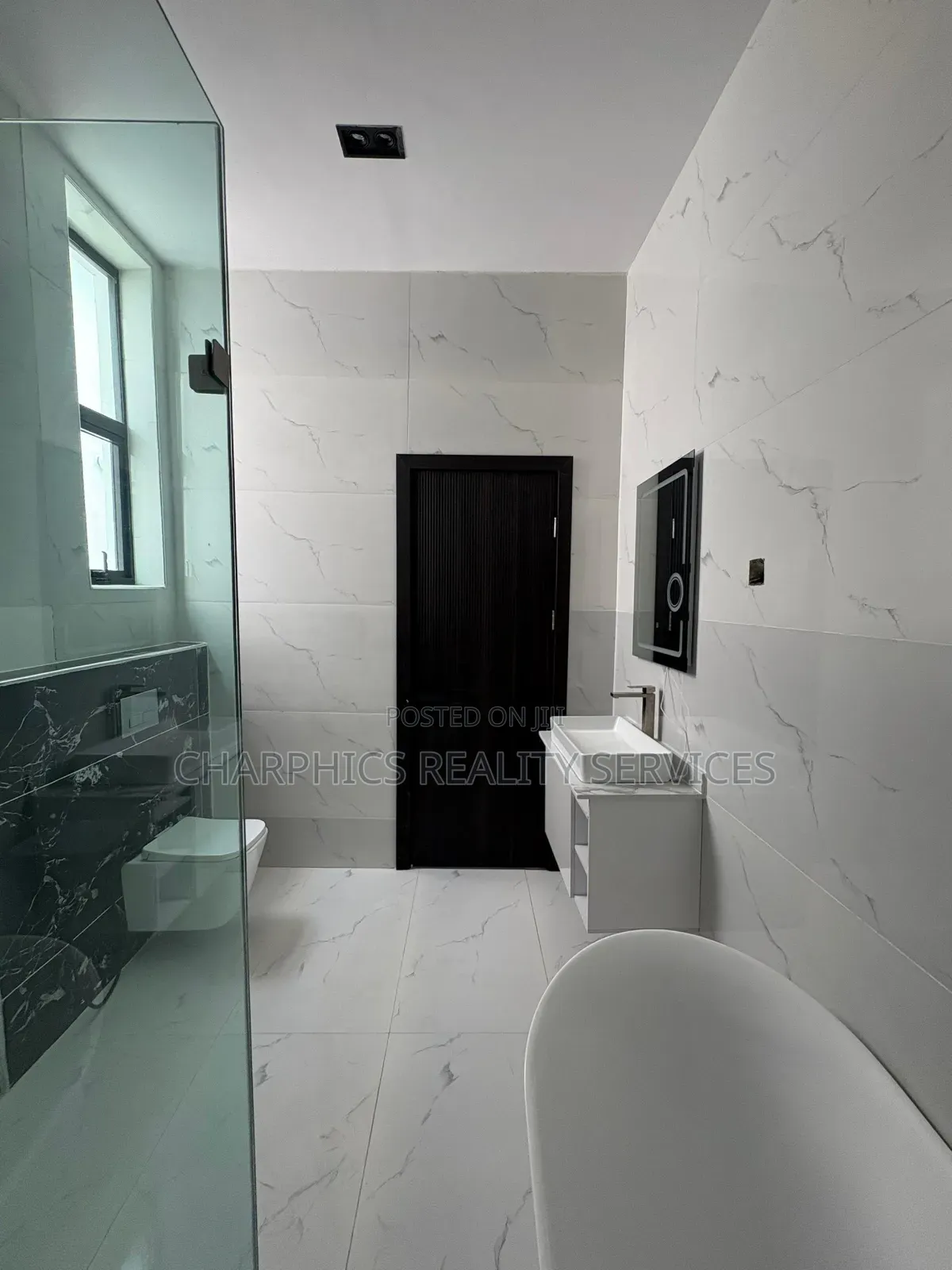 5bdrm Duplex in Chevron for sale