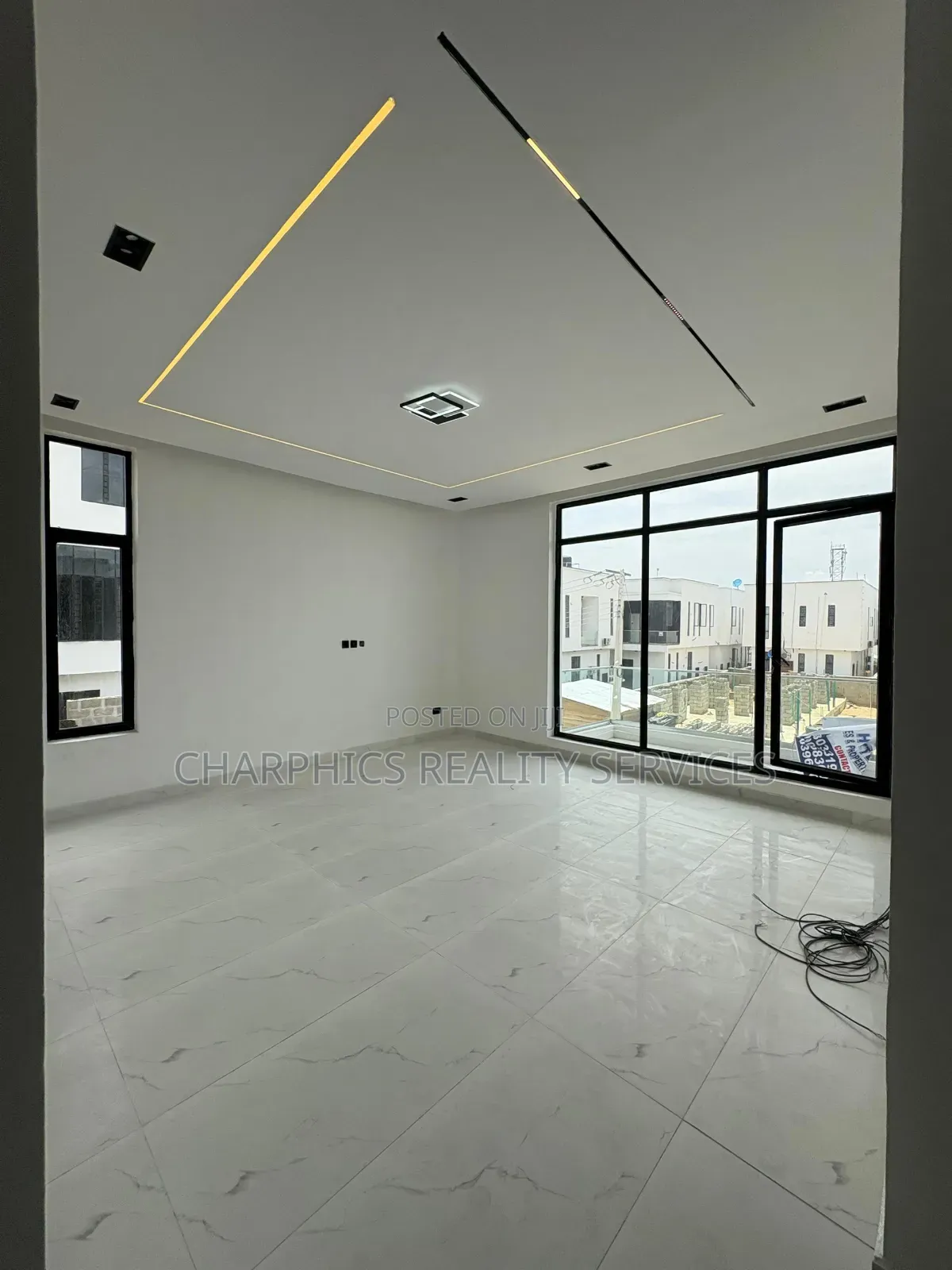 5bdrm Duplex in Chevron for sale