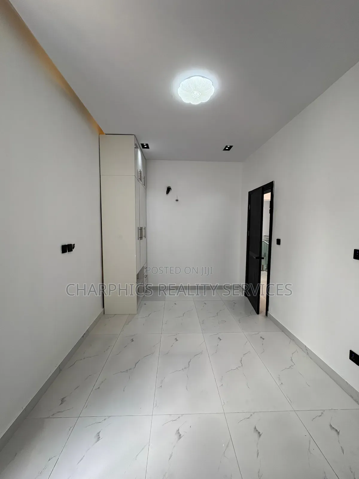 5bdrm Duplex in Chevron for sale