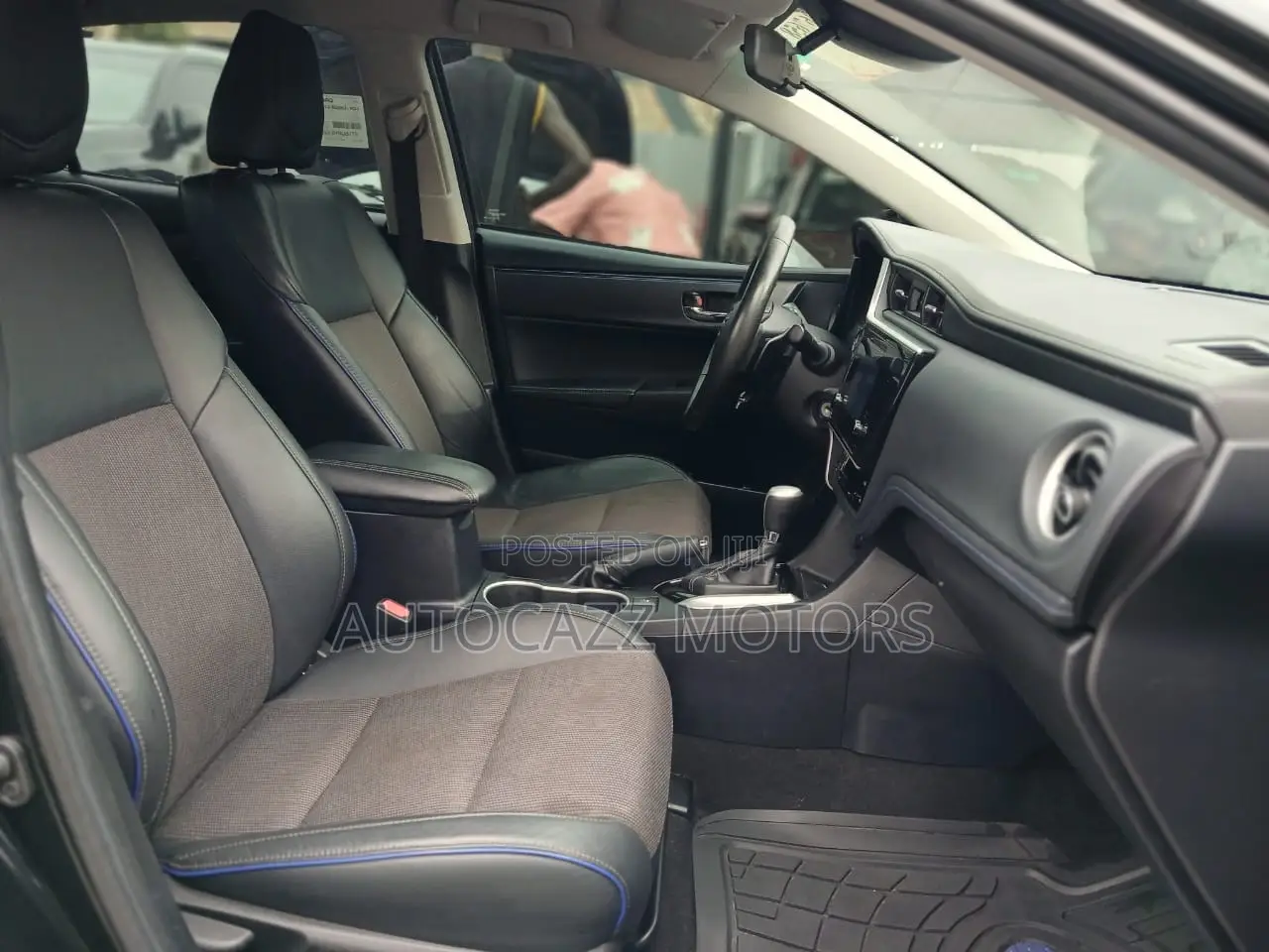 Toyota Corolla SE (1.8L 4cyl 6M) 2018 Black