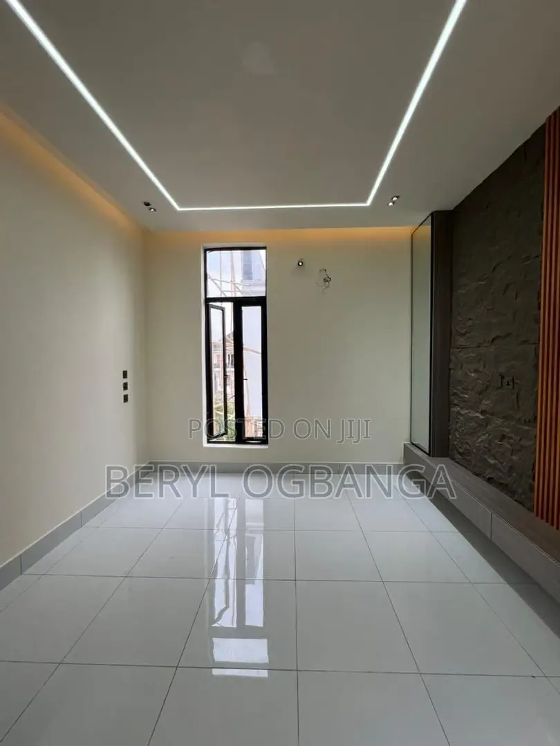 5bdrm Duplex in Lekki Phase 2 for sale