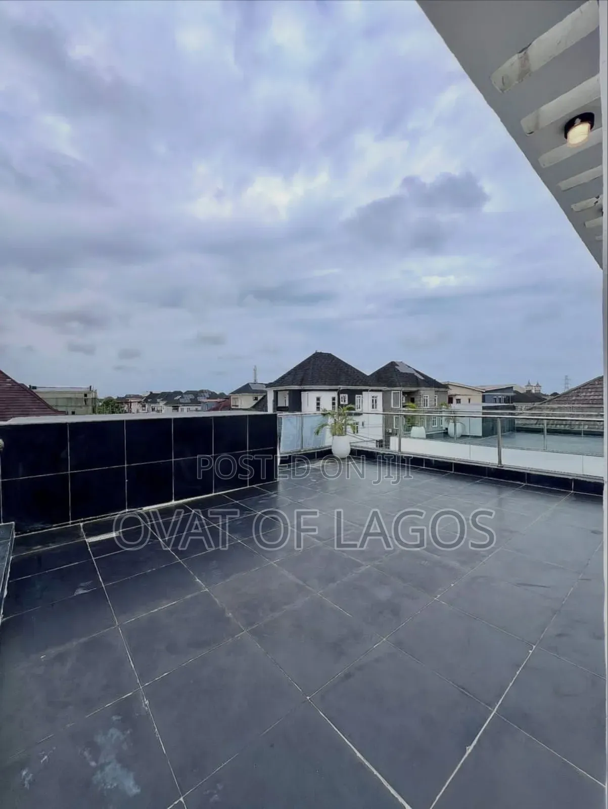 5bdrm Duplex in Chevron for sale