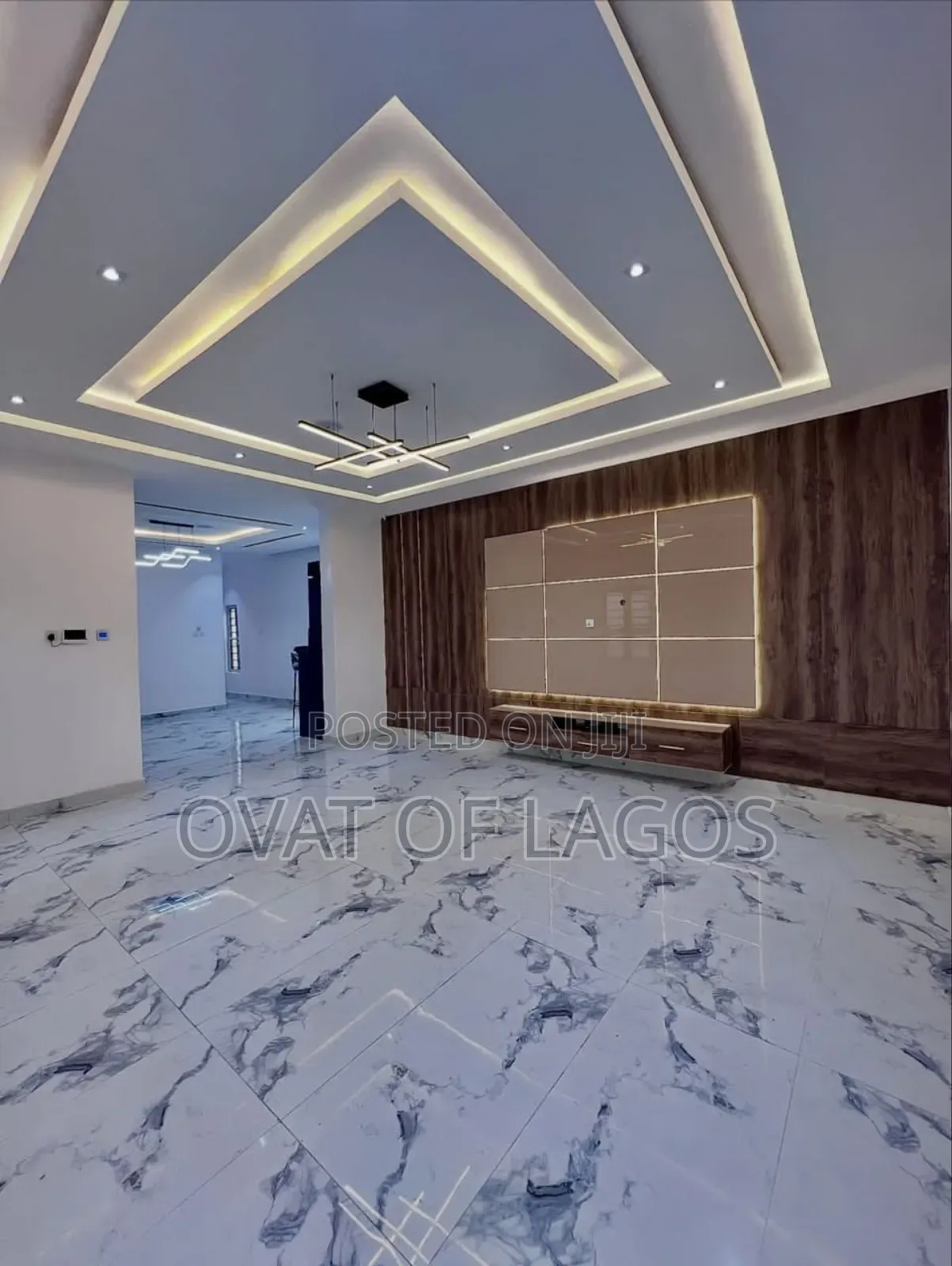 5bdrm Duplex in Chevron for sale