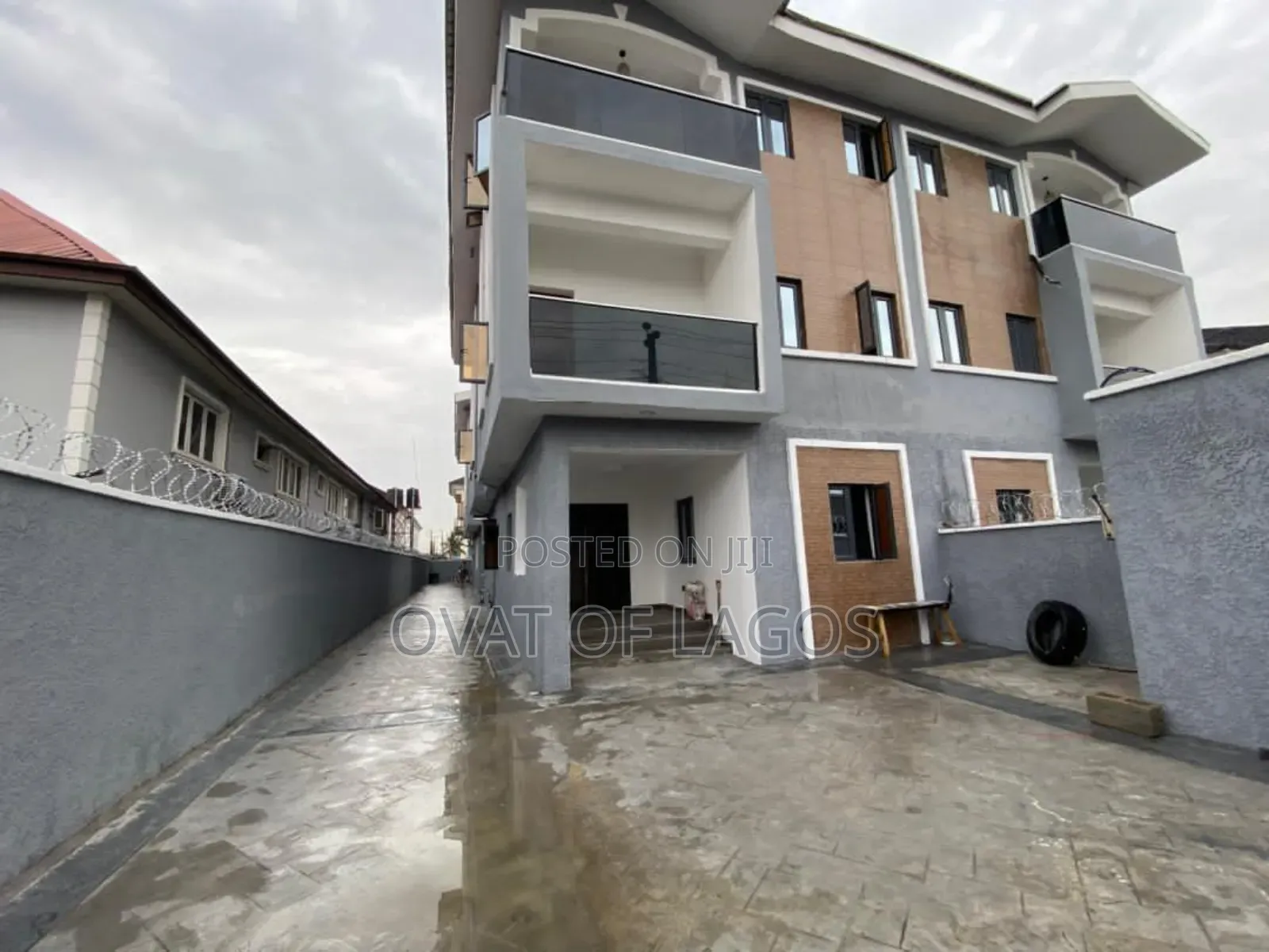 5bdrm Duplex in Chevron for rent