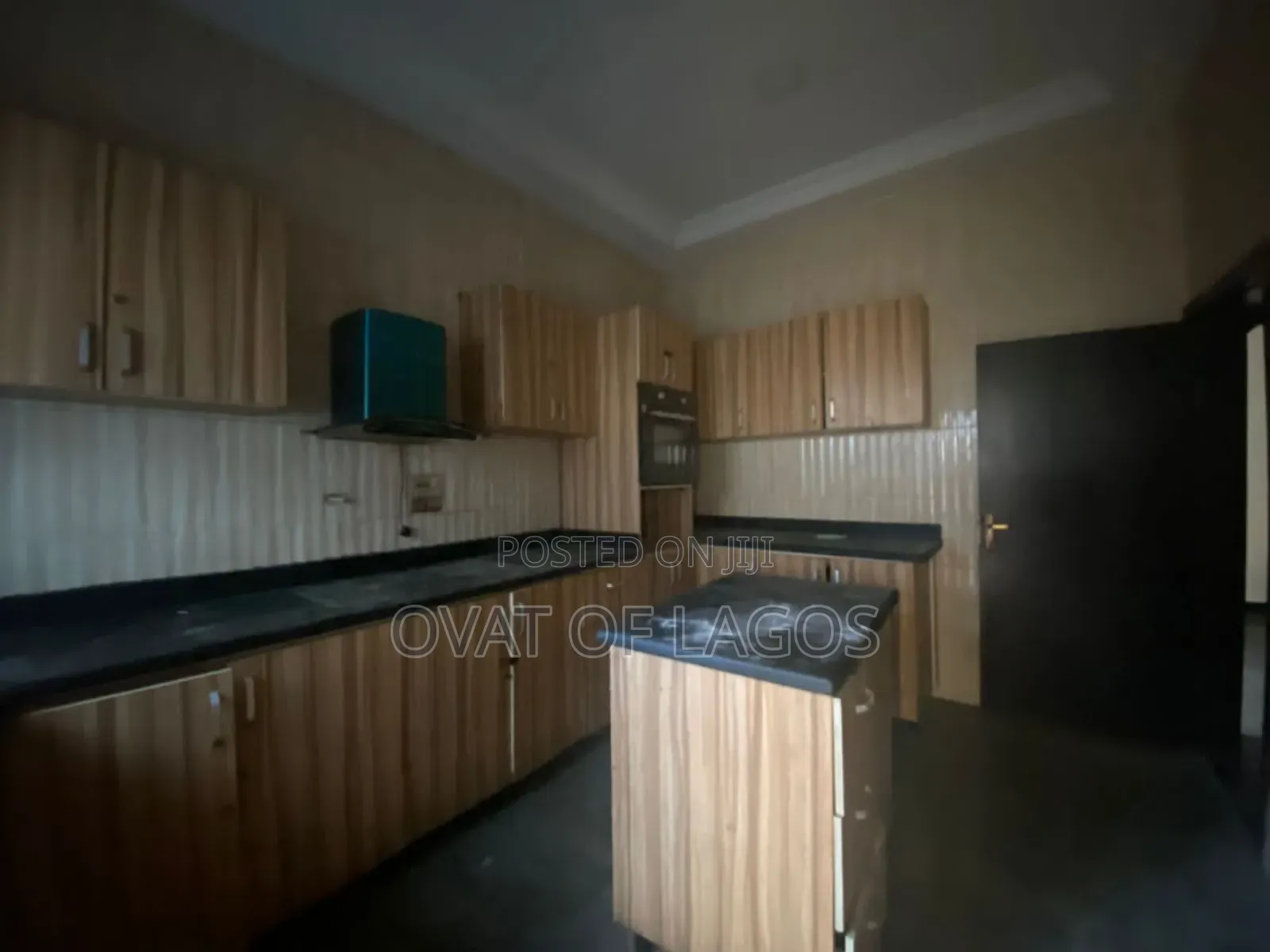 5bdrm Duplex in Chevron for rent
